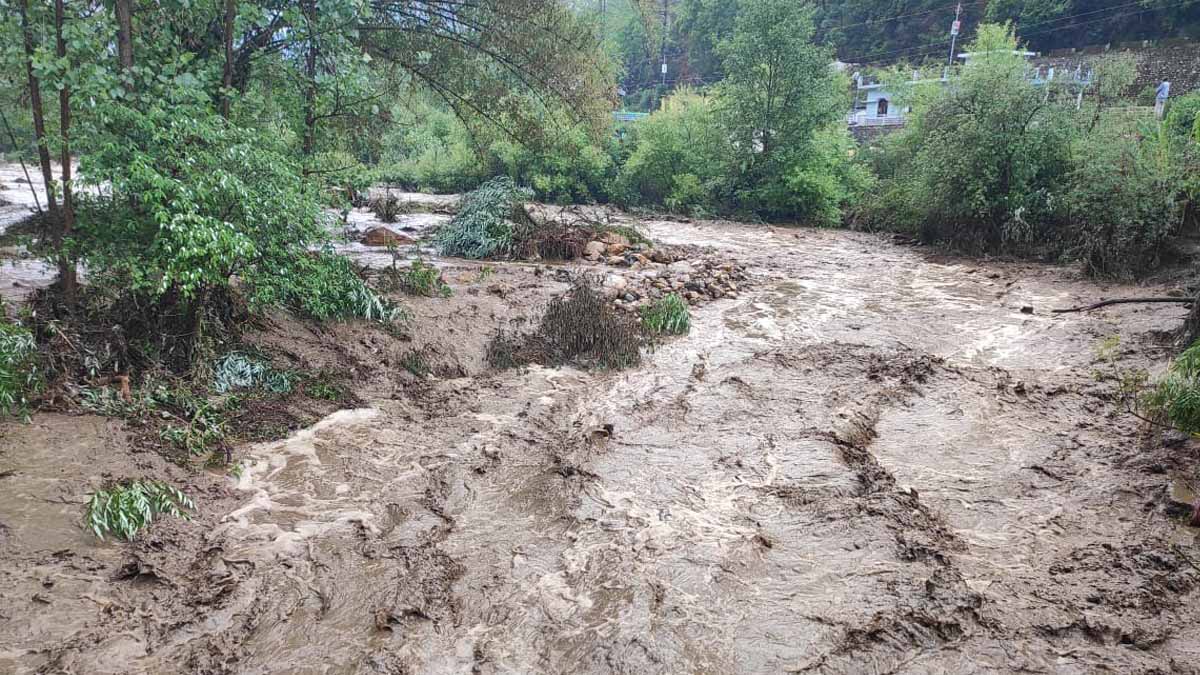 चौखुटिया ब्लॉक के कई गांव में मूसलाधार बारिश के बाद आया भारी मलबा