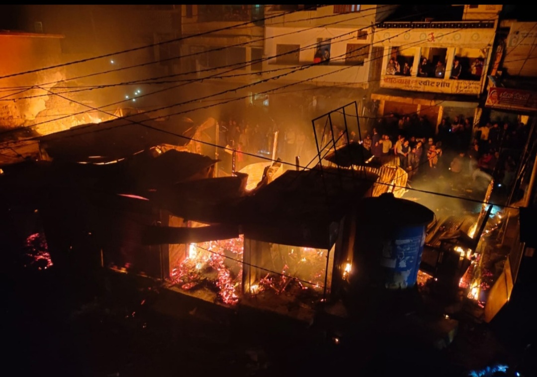 उत्तराखंड: यहां रात को हुआ भीषण अग्निकांड, पुलिस बूथ और 12 दुकानें जलकर राख