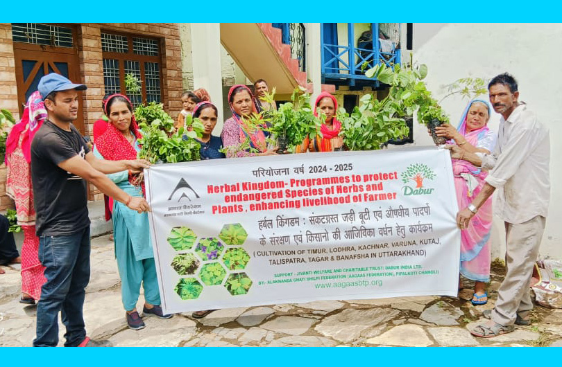 डाबर इंडिया के सहयोग से देहरादून में वृहद औषधीय वृक्षारोपण और बीज बम अभियान